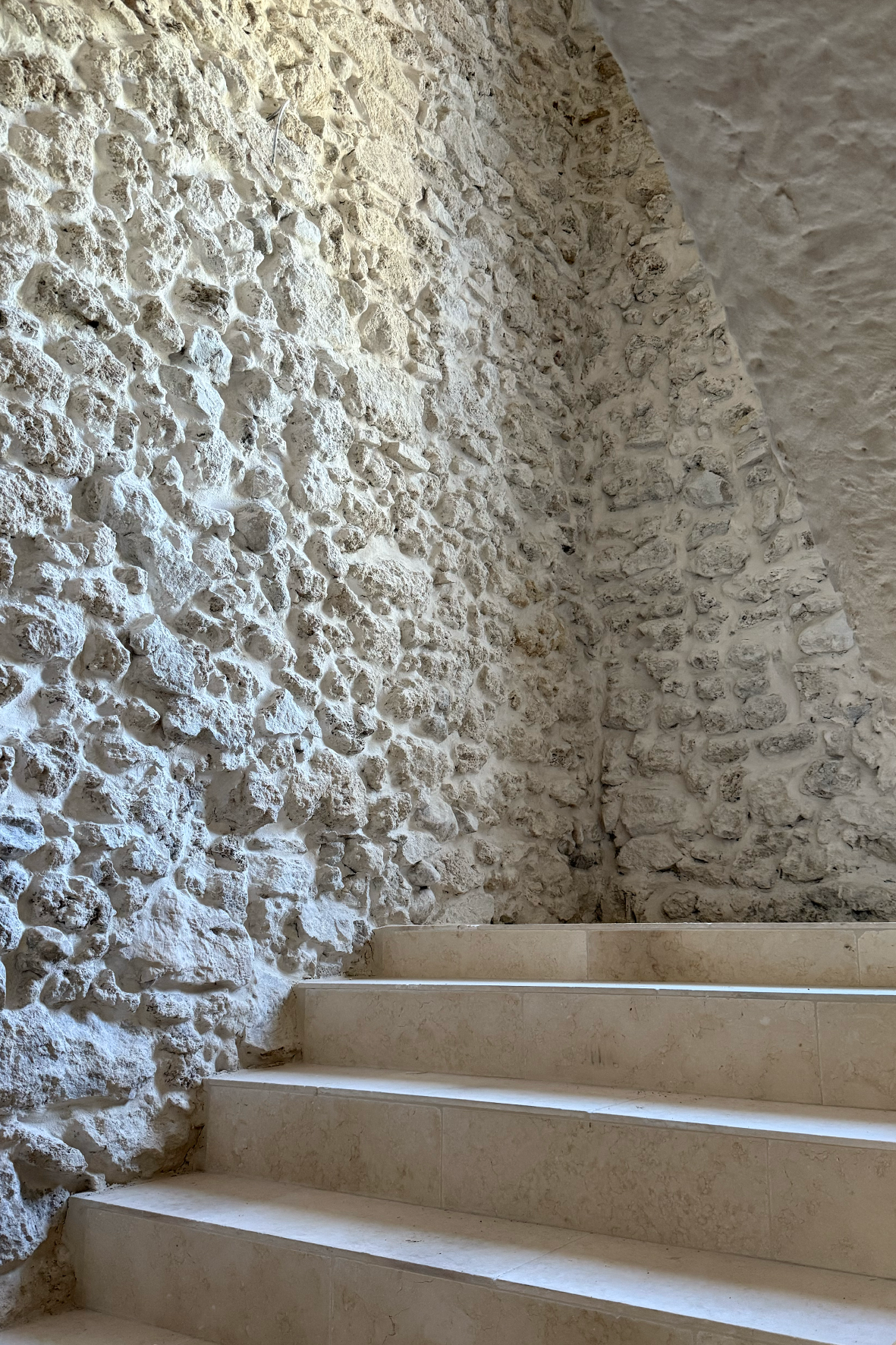 Escalier en pierres de la Bastide de la Guillermy